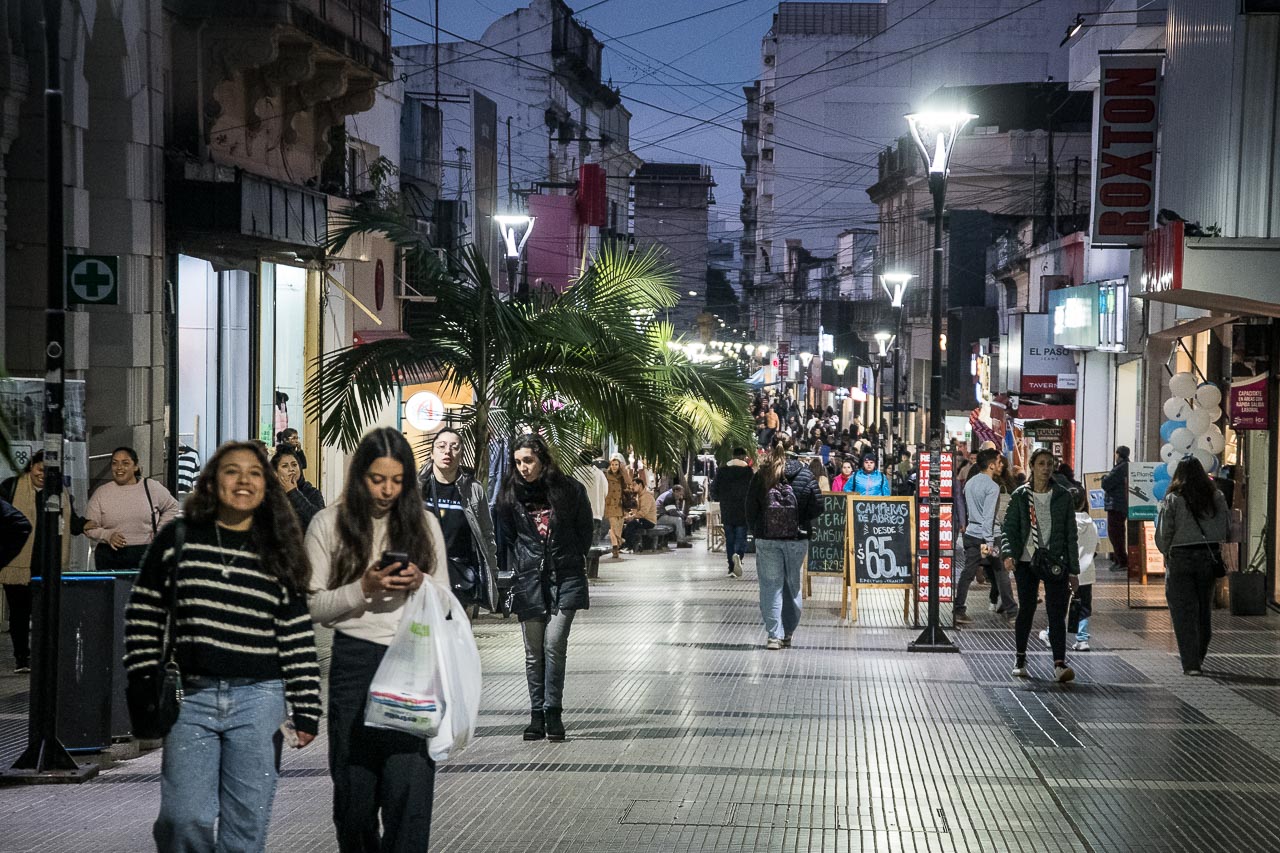 Peatonal San Martín de Paraná al caer la tarde, con comercios abiertos y gente caminando